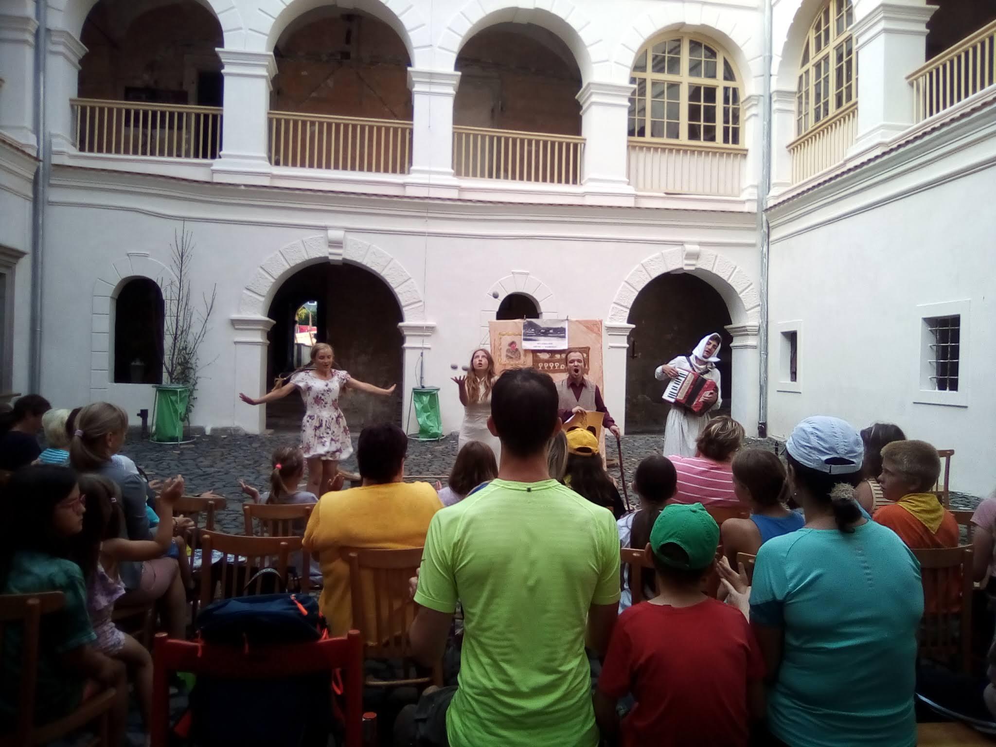 Představení potulných komediantů