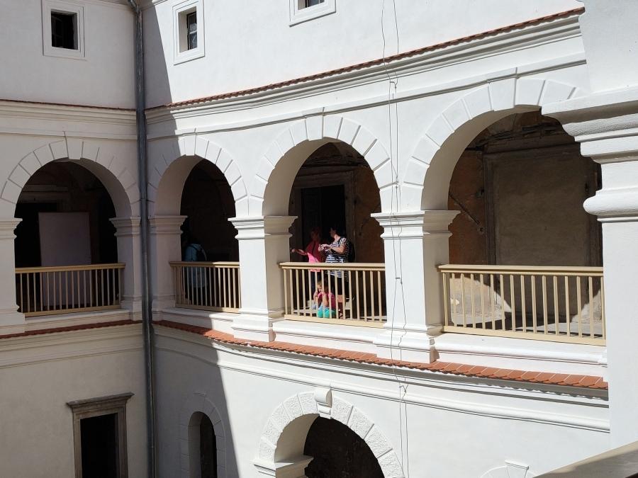 Nádvoří zámku zalité sluncem