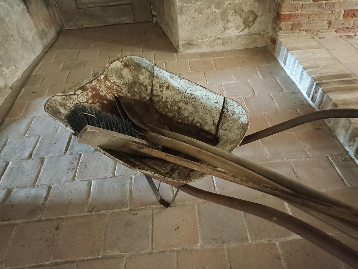 Lopata a smeták na úklid zámku