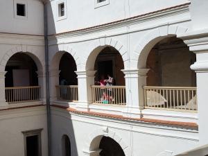 Nádvoří zámku zalité sluncem